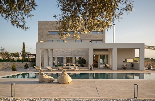 Dazzling Heraklion Villa | Villa Elrond | 5 Bedrooms | Spacious Furnished Sun.
