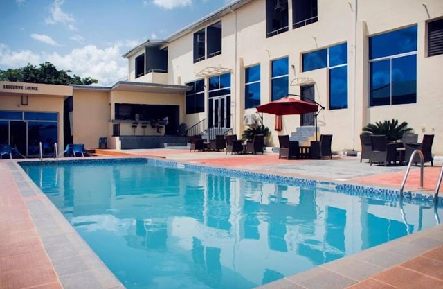 De City Hotel and Resort
