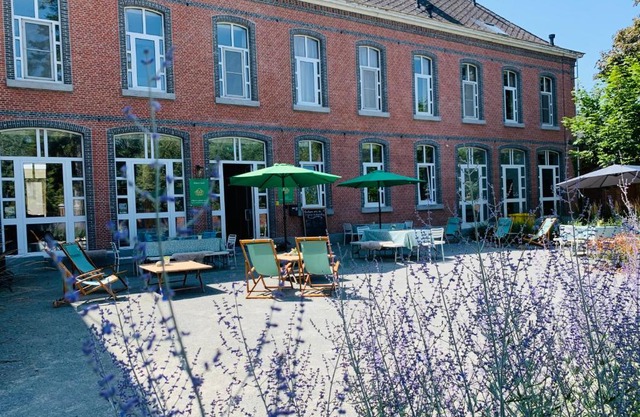 De Lotuspoort met Mihr's B&B in de Abdij van Bornem
