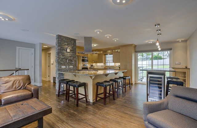 DEAL! NINO'S CAFE EXECUTIVE SUITE-CHEF'S KITCHEN, AMAZING LOCATION & COZY