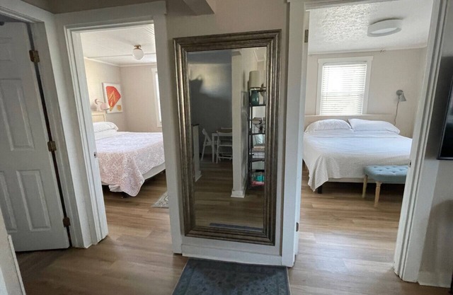 Deck and king beds 1 mile to downtown free parking