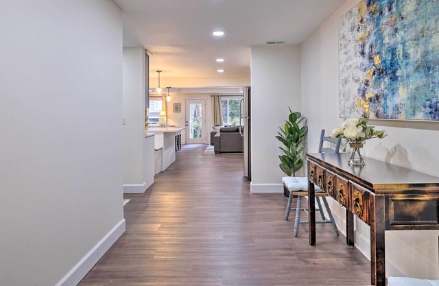 Deck + Game Room: Redmond Home ~ 17 Mi to Seattle