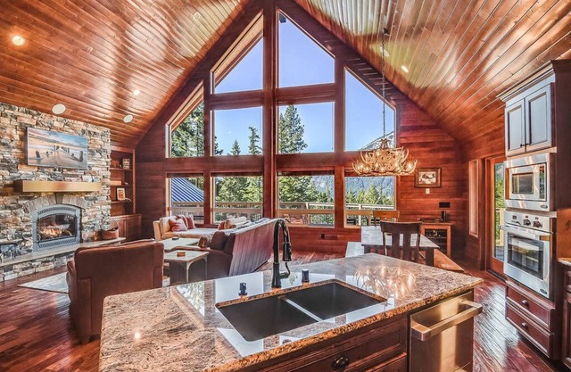 Deck the Halls with Mountain Views in Winter Lodge+Fall 3rd Night
