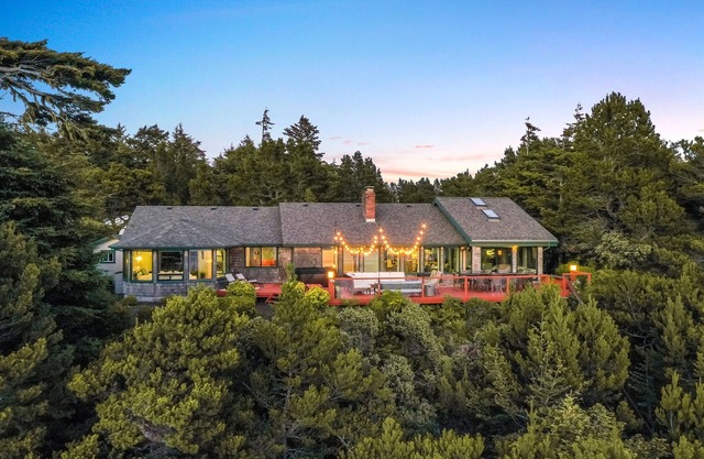 Deck w/Private Beach,HotTub,FirePit @pinpointstays