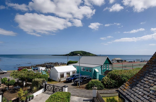 Deep Blue Shore - large luxury holiday home, 60m from the beach