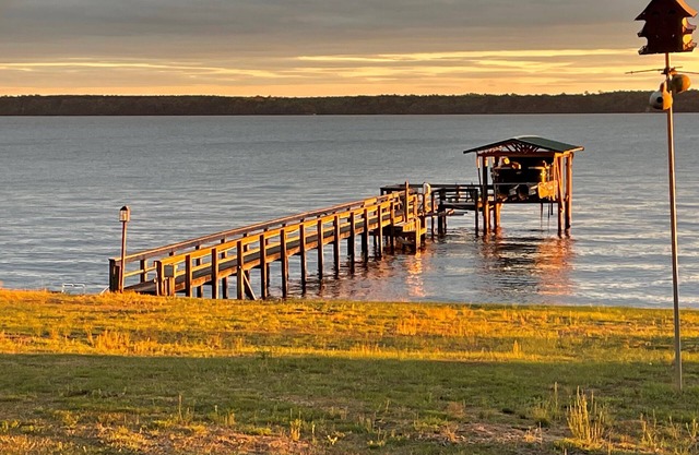 Deep water Lake Marion house. 4BR 2.5BA. Fish off dock. Nearby Golf. SUNSETS
