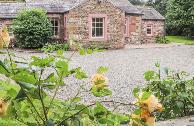 DEEPDALE COTTAGE, family friendly, with open fire in Dalston