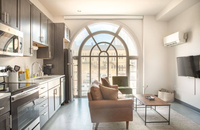 Deer District Studio Apt JC1 - One Block from Fiserv and Baird