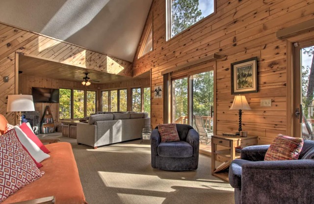 Deer Lake Chalet -"The Lake Of Changing Colors"- High Speed Internet