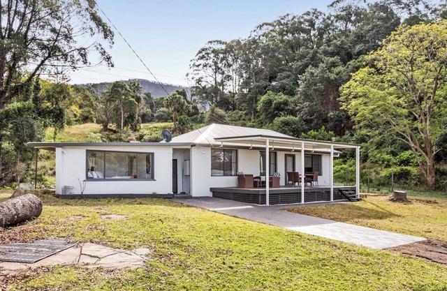 "Deer Valley" Large Farmhouse in Illawarra with lake and ocean views on 50 acres