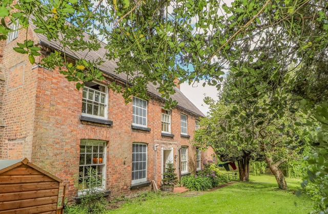 DEESIDE FARM COTTAGE, romantic, character holiday cottage in Farndon