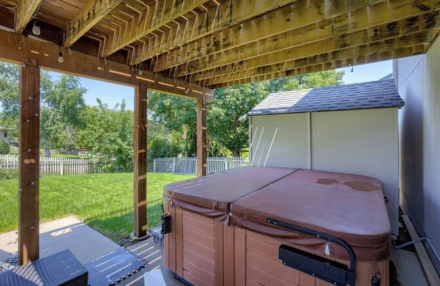 Deja Blue In ♥ Of Omaha ~HOT TUB- 2 King Beds-Park-4BR-Park-Trails-Lake-Eclectic