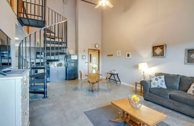 Del Norte Apartment w/Loft: Walk to Downtown!