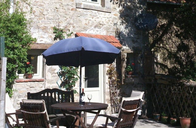 Delightful character cottage in tranquil countryside near medieval town