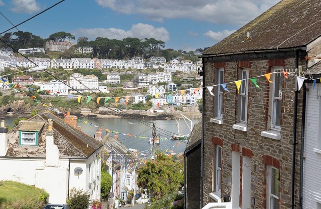 Delightful 2 bed character cottage in Polruan with river views.
