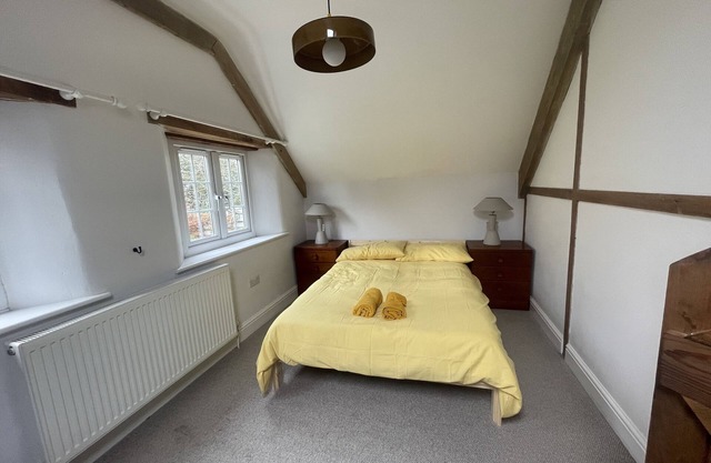 Delightful 2 bed cottage near airport with Free Parking and Wi-fi