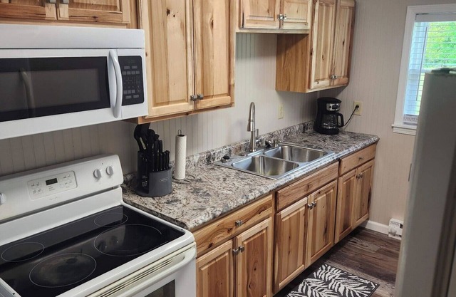 Delightful 2-bedroom apartment with AC in Rockholds. It's a true retreat!