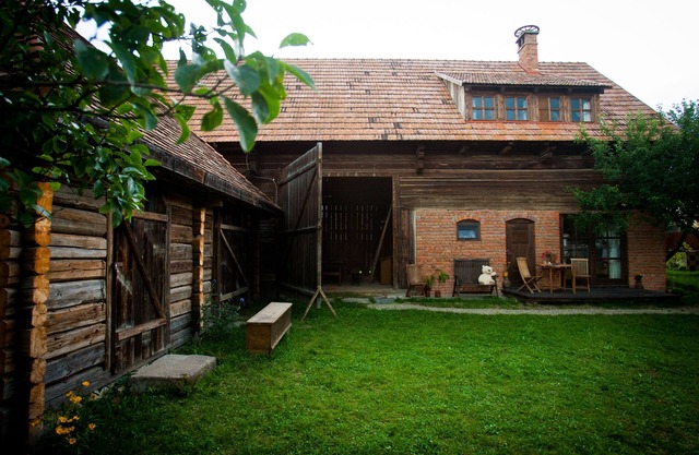 Delightful 3+1 room barn with indoor fireplace and activity garden.