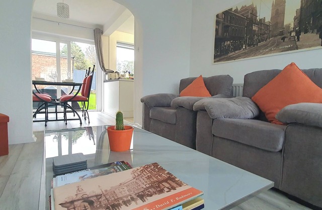 Delightful 3-Bedroom House in Dudley Families and Contractors welcome 5 guests