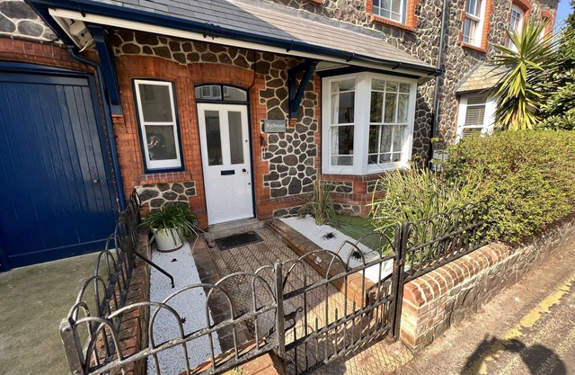 Delightful 4 bedroom detached cottage in the centre of Porlock Village