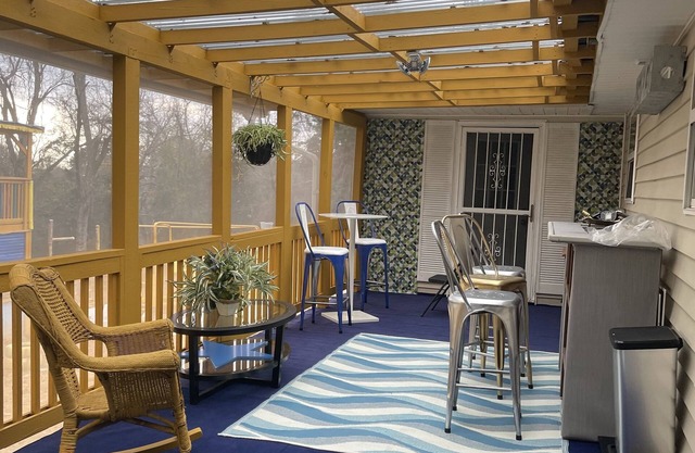 Delightful, 4BR 2.5BA ranch style near Parks, trails, shops, malls, Restaurants.
