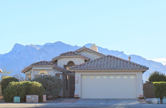 Delightful, cozy home w/breathtaking mtn views. Near hiking, golf & restaurants!