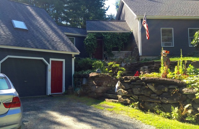 Delightful Cozy Space in Woodstock Village