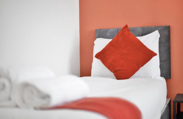 Delightful Epsom Home, London/Surrey,sleeps 7/8, Garden, Off Street Parking