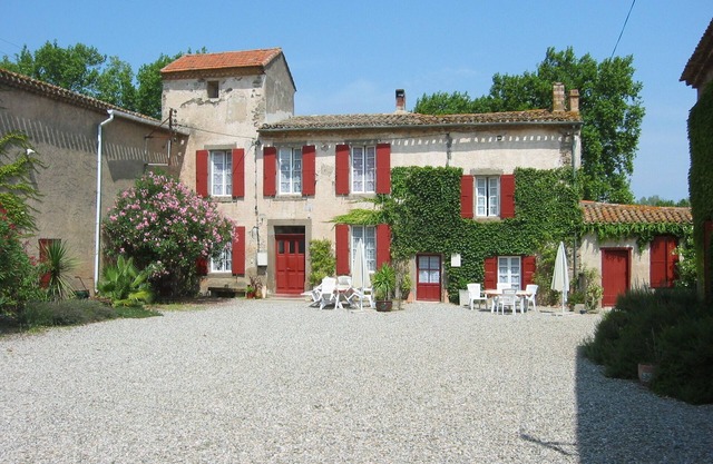 Delightful gite with pool in ancient wine domaine