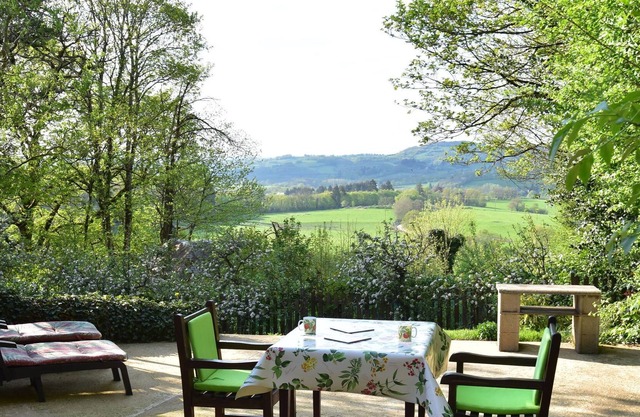 Delightful Holiday Home in Onlay (nievre) with Fenced Garden