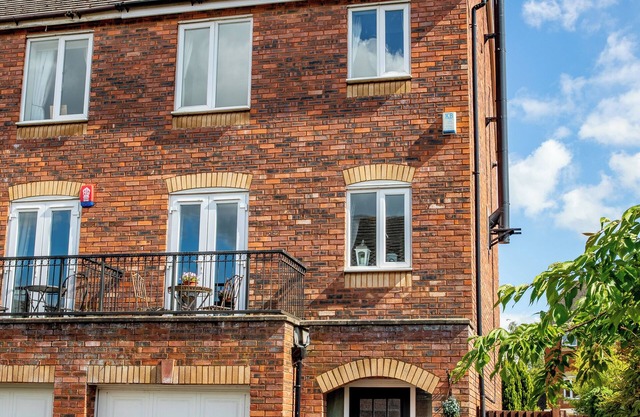 Delightful house in Stone, Staffordshire close to lovely canal side walks.
