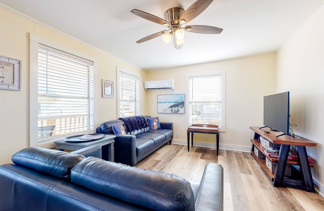 Delightful island home with furnished patio & full kitchen - walk to the beach