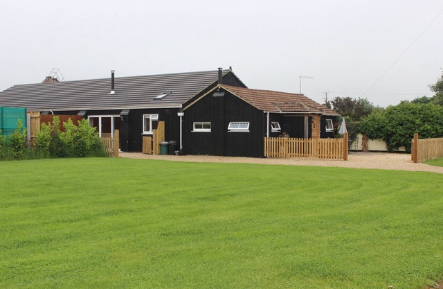Delightful luxury rustic barn conversion nr New Forest & south coast.Sleeps 2/4