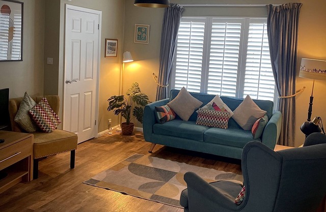 Delightful seaside cottage, central, quiet with free parking. Sleeps 5.