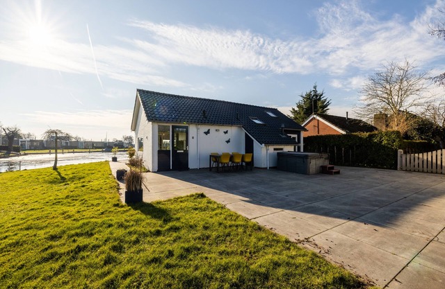 Delightful spot by the water in Friesland