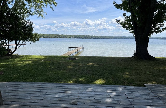 Delightful sunny beachfront cottage with fire pit 4 min to Concerts!