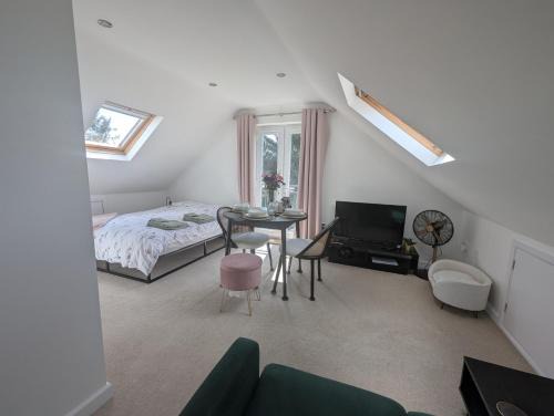 Deluxe 1 Bed Apartment with Ensuite & Kitchenette