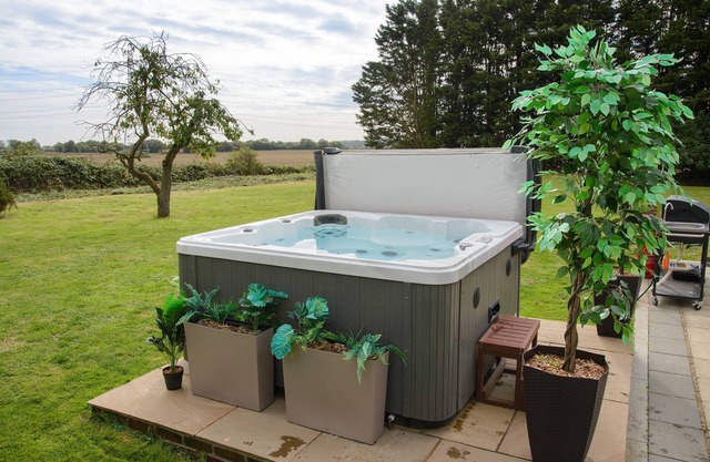 Deluxe 1 Bed Versace Hottub Skytv