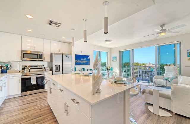 Deluxe 2/2 Condo Pool View w/2 terraces Top Floor