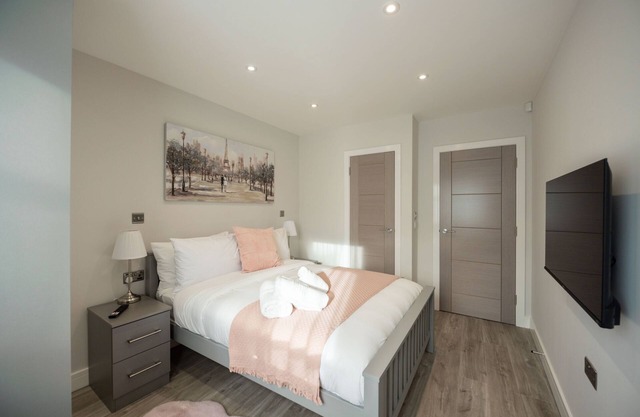 Deluxe 2-Bed, 2-Bath 1st Floor Apartment by KSA