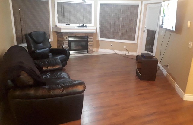 Deluxe 2 Bedroom 2 Bath Apartment and Den with Gym