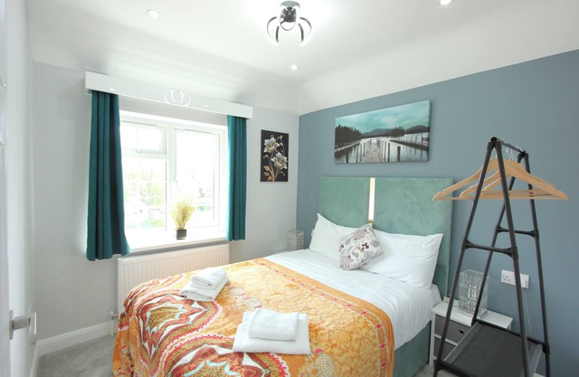 Deluxe 3 Bedroom 2 Bath House &Parking by CozyNest