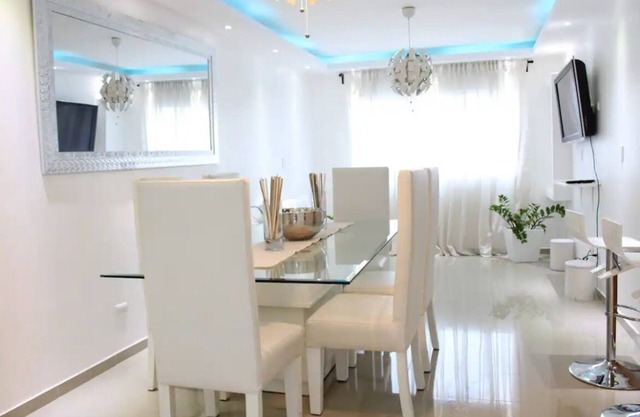 Deluxe 3BD gated Apt near Colegio Iberia with pool