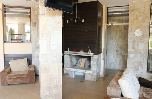 DELUXE APARTMENT IN ' ALPINE LODGE' COMPLEX