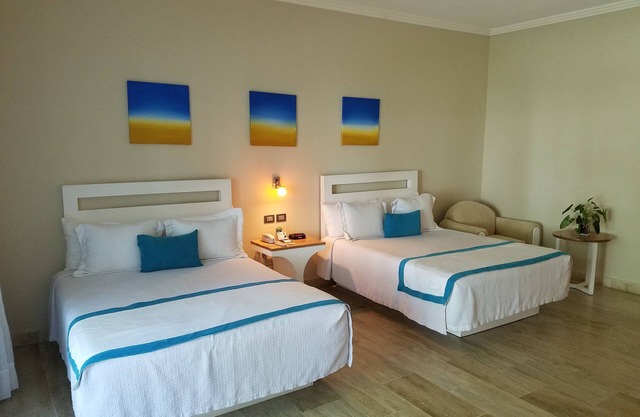 Deluxe Beach Suite w/GOLD Bracelets or BLACK Bracelet Upgrade