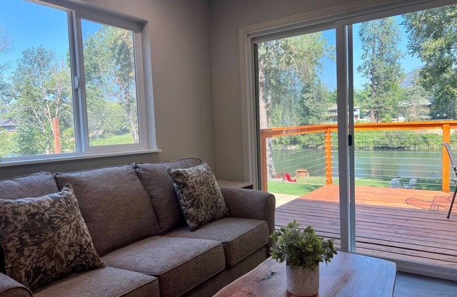 Deluxe Cabin 1 - Rogue River Resort