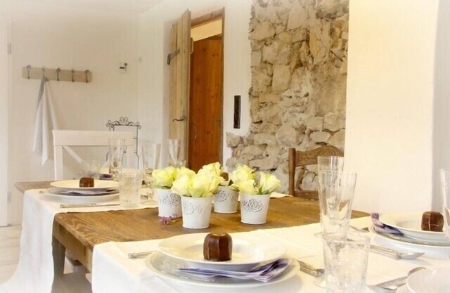 Deluxe farmhouse, smokehouse kitchen, tiled stove, bathroom in stable, Whirlpool