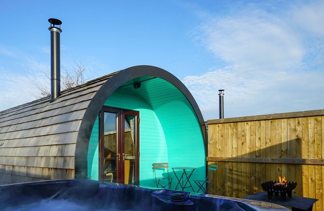 Deluxe Glamping Pod with Hot Tub in Frodsham