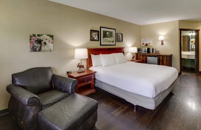 Deluxe King Bed with Private Balcony! Stoney Creek Columbia, Parking