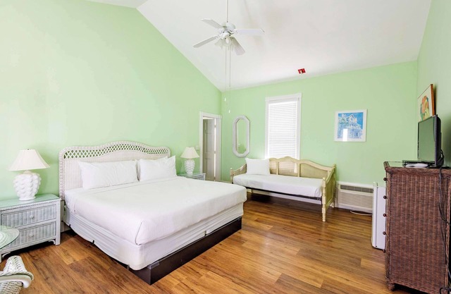 Deluxe King, Pet Friendly & - Curry Mansion Inn